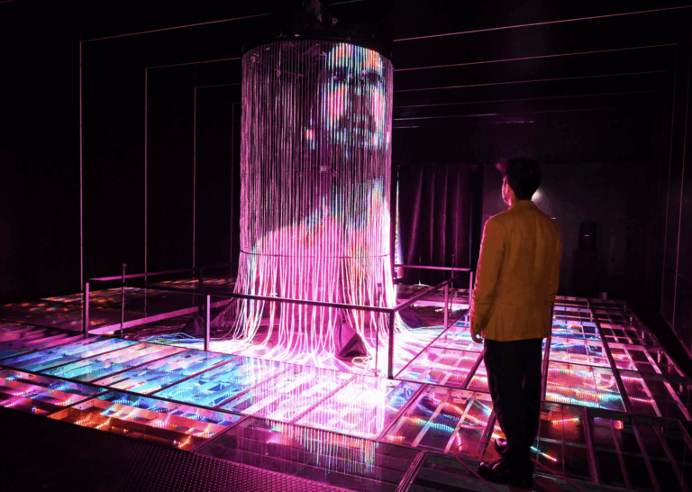 FLUX: La instalación sensorial de Ksawery Komputery llega a Plaza Satélite